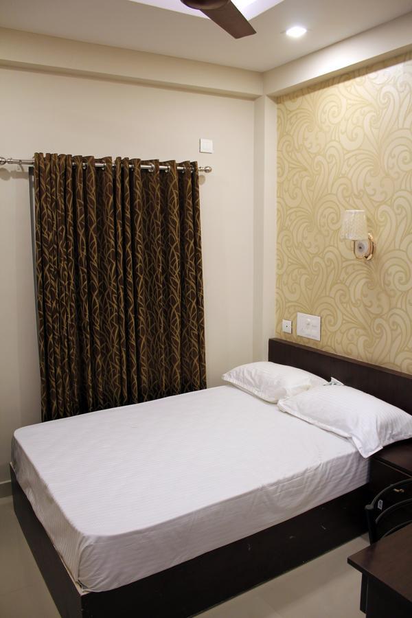 Collection O 8267 Galaxy Inn Коччи Экстерьер фото